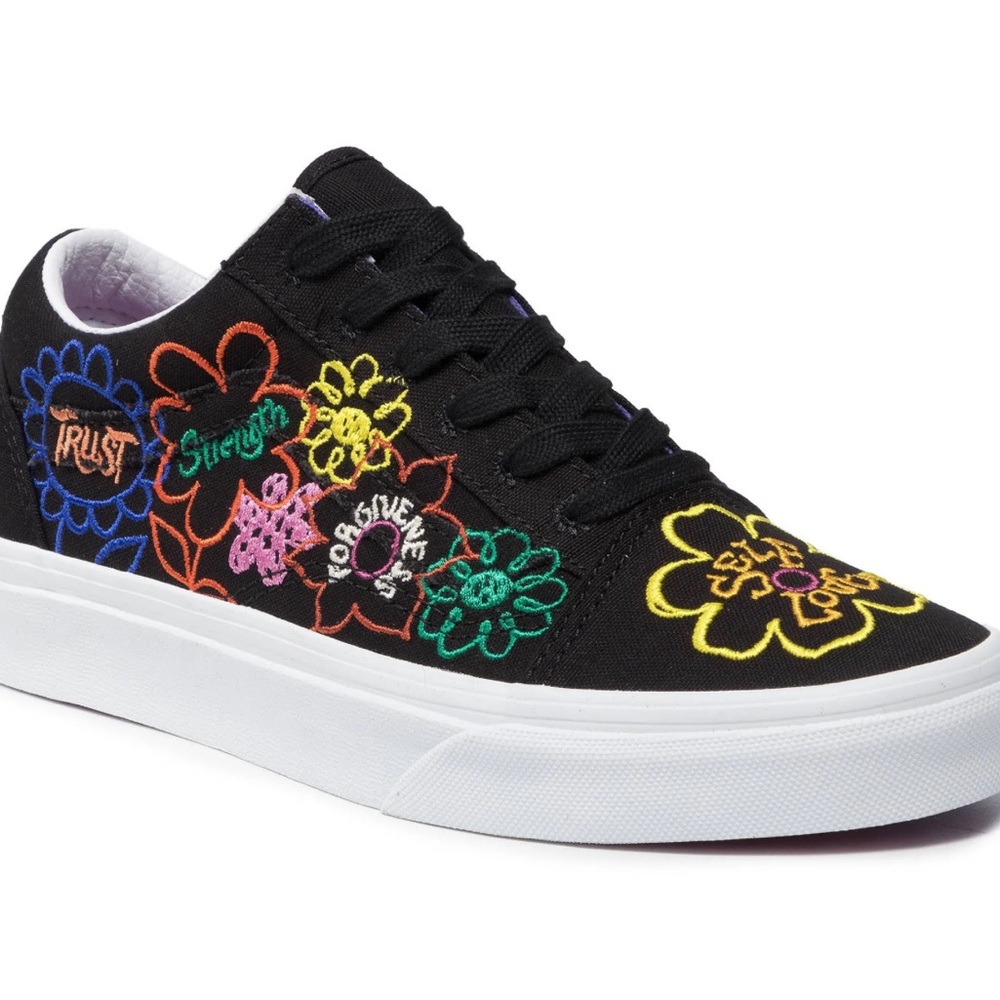 VANS - BRAND NEW WITH-BOX 
Women’s Old Skool Sneakers - Size 7
Garden/True White